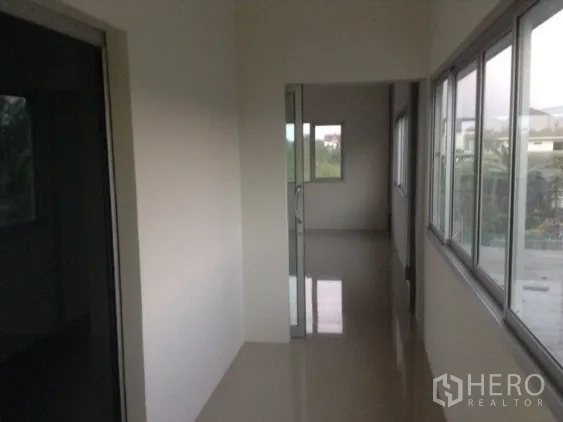 Warehouse for rent in Bang Kapi, Bangkok - Corridor with wide windows connecting office rooms inside the warehouse.