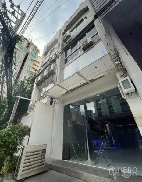 อาคารพาณิชย์ ให้เช่าหรือขายในWatthana, Bangkok - มุมอาคารพาณิชย์หลายชั้น หน้ากระจก พร้อมอาคารข้างเคียงในเขตวัฒนา