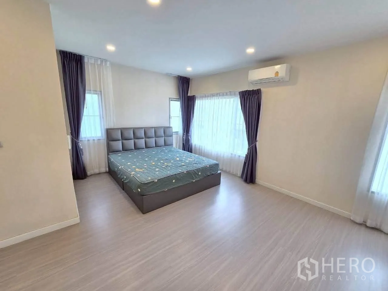 独栋房屋 for rent or sale in Lat Krabang, Bangkok - 主卧配转角大窗、窗帘与空调。