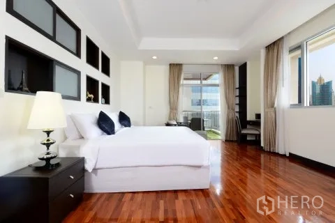 อพาร์ทเมนท์ for rent in Watthana, Bangkok - ห้องนอนกว้างมีชั้นโชว์ ประตูออกระเบียง และแสงธรรมชาติ