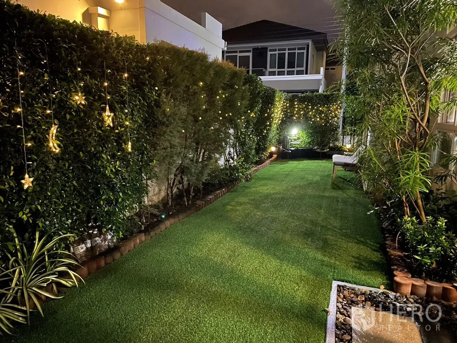 บ้านเดี่ยว for rent or sale in Bang Phli, Samut Prakan - สวนหลังบ้านยาวปูหญ้าเทียม มีแนวฮีดจ์และไฟสวยงาม