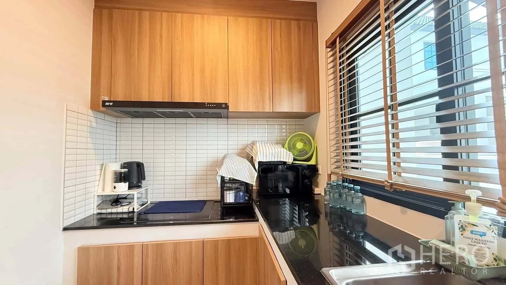 บ้านเดี่ยว for rent in Bang Phli, Samut Prakan - ห้องครัวขนาดกะทัดรัด ตู้บิลต์อินโทนไม้ เคาน์เตอร์หินแกรนิต กระเบื้องกันเปื้อน และหน้าต่างบานเกล็ด