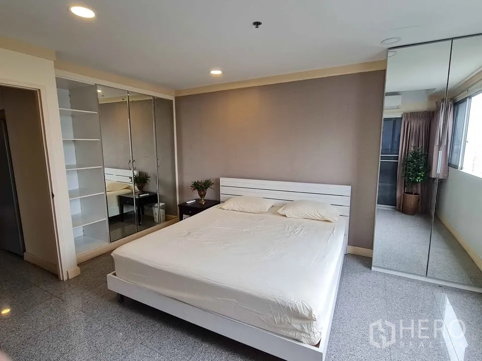 คอนโด for rent in Khlong Toei, Bangkok - มุมรับประทานอาหารพร้อมโต๊ะ 4 ที่นั่ง งานศิลป์ และชั้นวางโชว์.