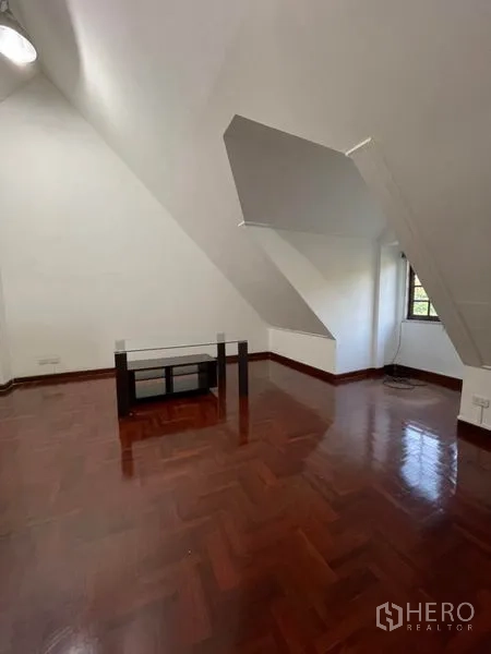 联排别墅 出租在Khlong Toei, Bangkok - 阁楼房，斜顶与抛光木地板，小窗采光。