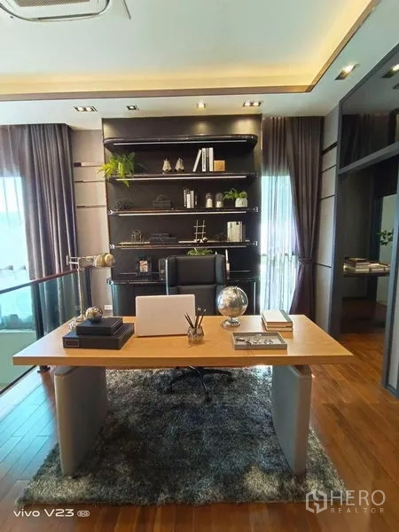 独立式住宅 出售在Wang Thonglang, Bangkok - 夹层书房，书桌与一体式书架，落地窗帘通透明亮。