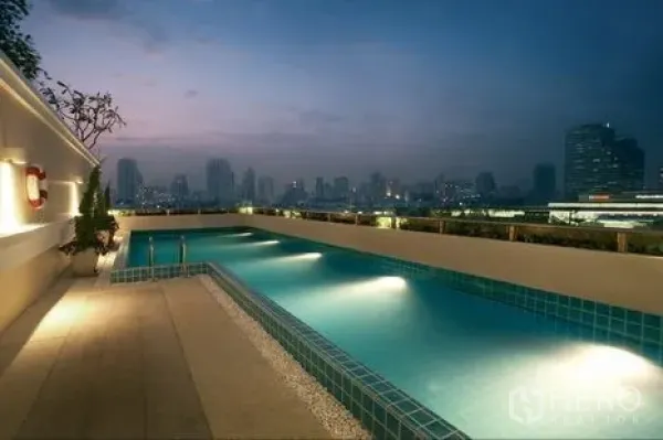 คอนโด ให้เช่าหรือขายในKhlong Toei, Bangkok - สระว่ายน้ำบนดาดฟ้าวิวเมืองกรุงเทพยามค่ำ พร้อมไฟใต้น้ำ
