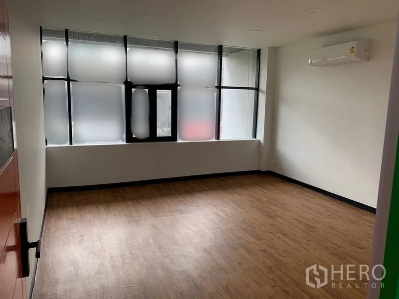 办公空间 出租在Khlong Toei, Bangkok - 带磨砂窗的独立办公室，木地板与分体空调。