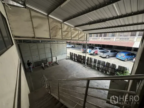 คลังสินค้า ให้เช่าในSuan Luang, Bangkok - มุมมองจากบันไดลงสู่ลานโหลดและลานจอดรถด้านหน้าโกดัง