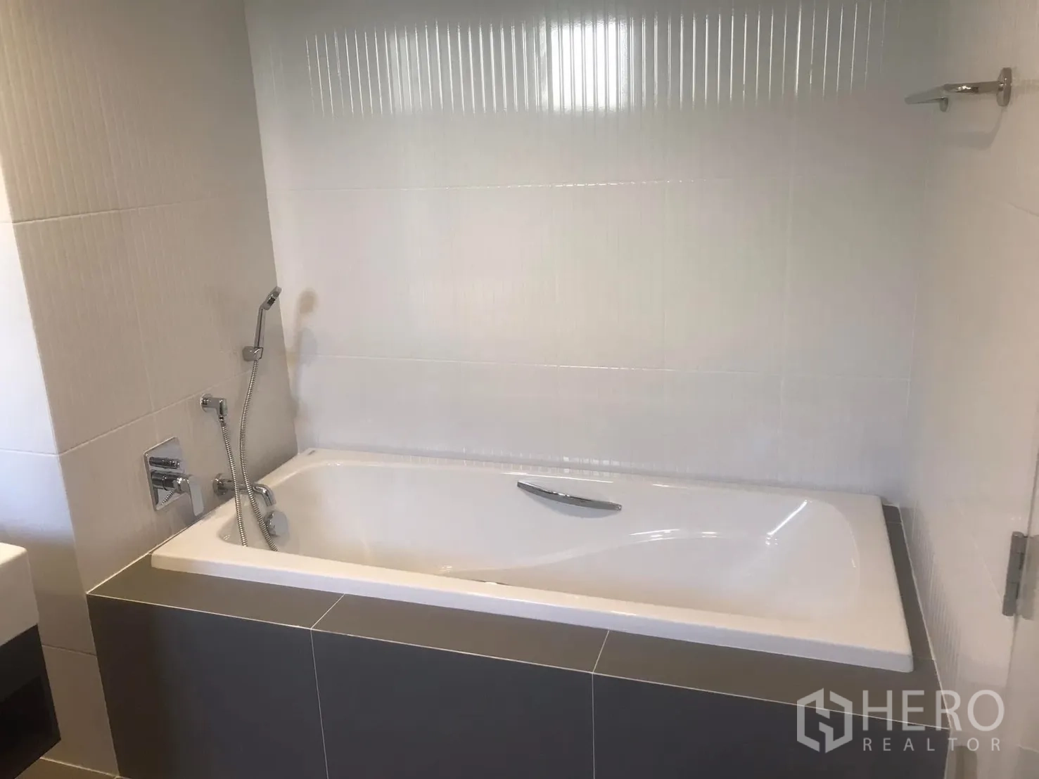 บ้านแฝด for rent in Saphan Sung, Bangkok - ห้องน้ำติดตั้งอ่างอาบน้ำพร้อมฝักบัวมือและผนังกระเบื้องสีอ่อน
