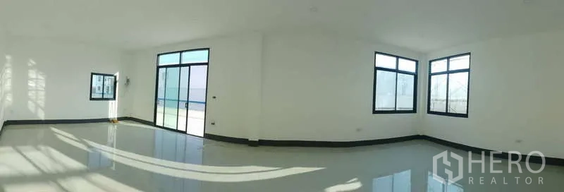 工厂 出租或出售在Sai Noi, Nonthaburi - 大面积办公室，推拉玻璃门与落地窗朝向厂区空地。