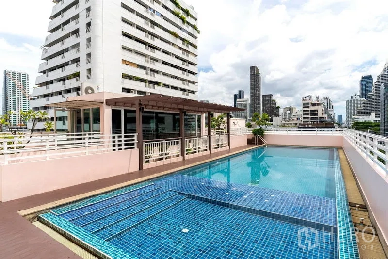 公寓 出租在Watthana, Bangkok - 屋顶泳池，享城市天际线景观与日光甲板。