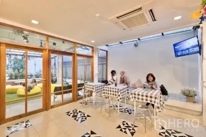 店屋 出租在Pathum Wan, Bangkok - 明亮的咖啡式用餐区，方格桌布，推拉玻璃门连接露台。