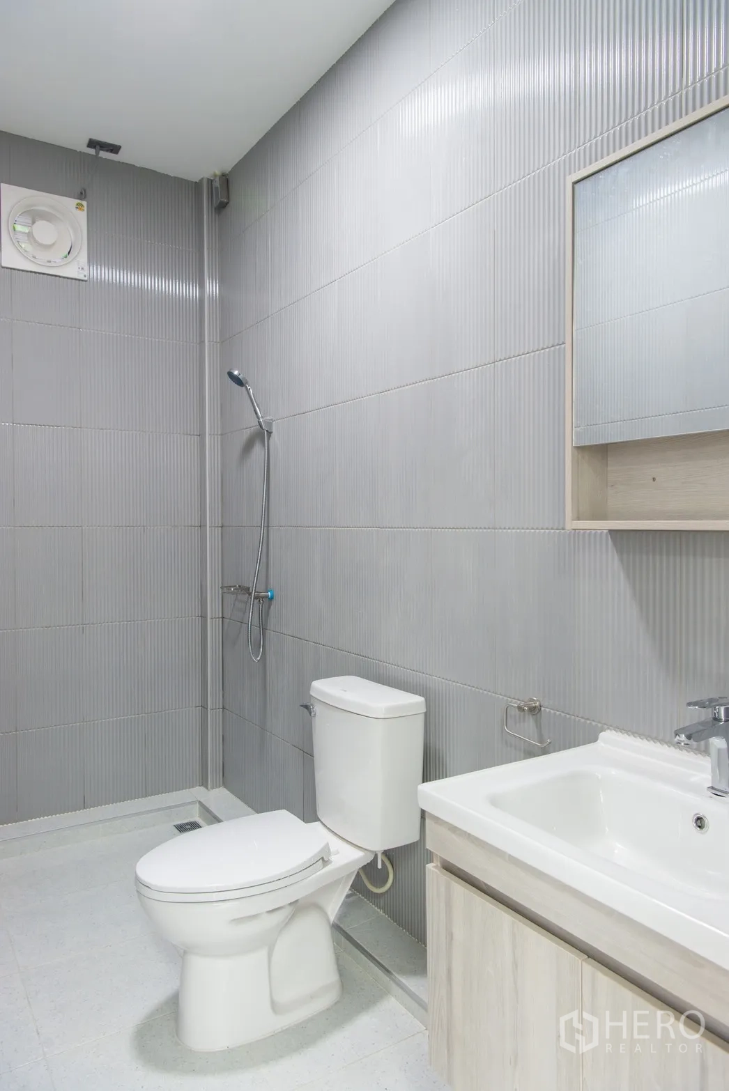 อาคาร standalone for rent or sale in Phra Khanong, Bangkok - ห้องน้ำร่วมสมัย มีฝักบัว โถสุขภัณฑ์ และอ่างล้างหน้า