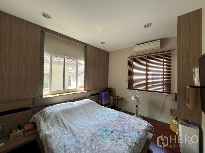 Detached House for rent or sale in Saphan Sung, Bangkok - Secondary bedroom with two windows, wood blinds and air conditioner.