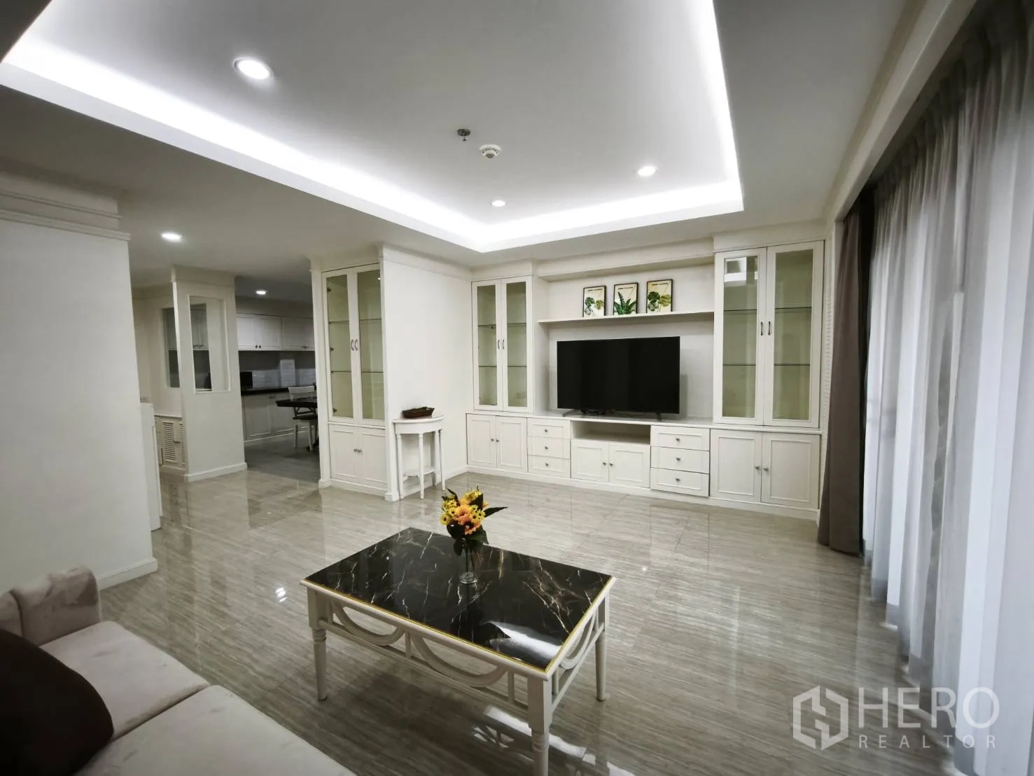 คอนโด for rent in Watthana, Bangkok - พื้นที่นั่งเล่นและรับประทานอาหารแบบโอเพ่นที่เชื่อมกับครัว พื้นเงางามและตู้บิลท์อิน