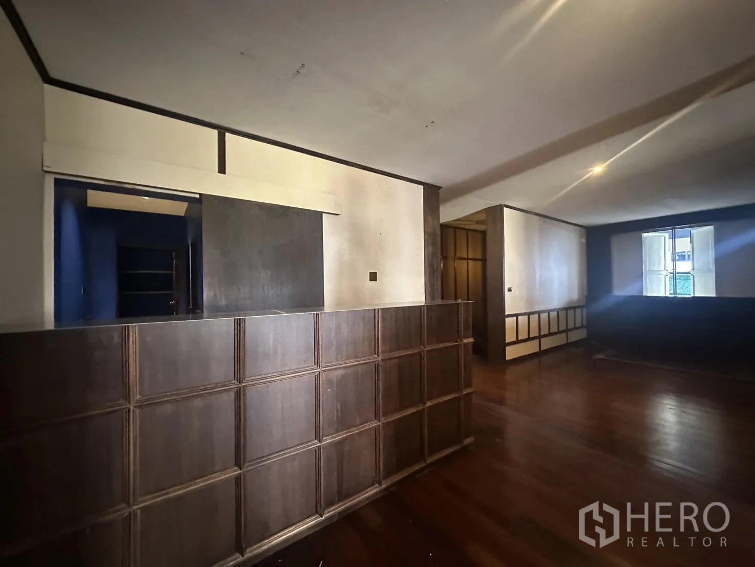 บ้าน ให้เช่า - ห้องขนาดใหญ่ หน้าต่างบานเกล็ดและตู้บิวท์อินตามผนัง