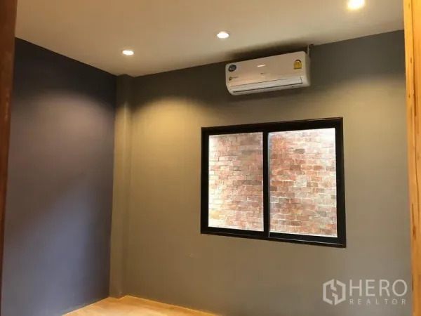 带办公室的家 出租在Suan Luang, Bangkok - 小型房间，带窗、筒灯和壁挂式空调。