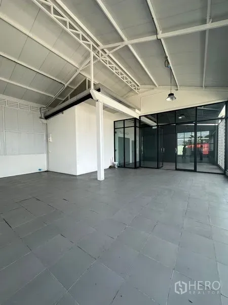 零售空间 出租在Bang Na, Bangkok - 开放零售楼层，带立柱与玻璃门面，高挑空间布局灵活。