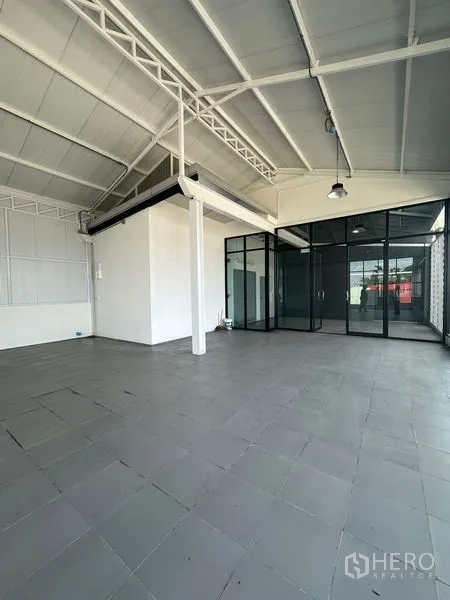零售空间 出租在Bang Na, Bangkok - 开放零售楼层，带立柱与玻璃门面，高挑空间布局灵活。