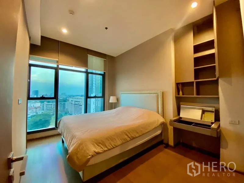 公寓 出租或出售在Bang Rak, Bangkok - 主卧拥有落地窗城市景观，并设嵌入式层架与梳妆书桌。
