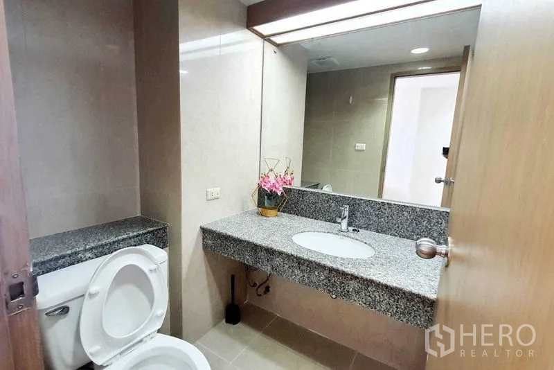 公寓 出售在Bang Kho Laem, Bangkok - 第二卫生间，长花岗岩台面与大镜面设计。