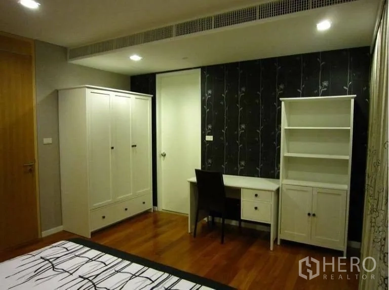 คอนโด ให้เช่าในSathon, Bangkok - เฟอร์นิเจอร์ห้องนอนที่สอง ตู้เสื้อผ้า โต๊ะทำงาน และตู้โชว์ ผนังลายวอลเปเปอร์