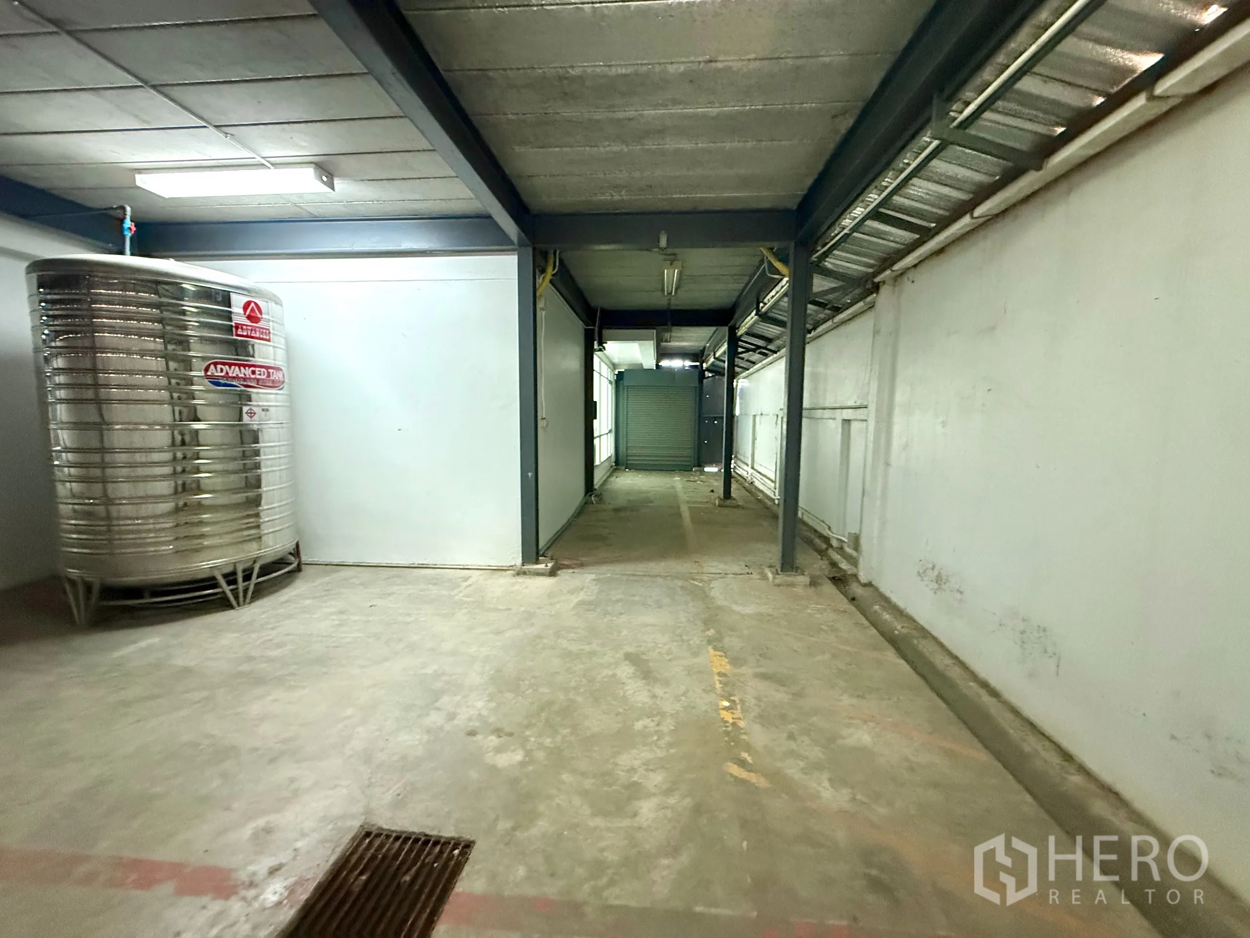 办公空间 出租在Bueng Kum, Bangkok - 覆盖式后勤区，不锈钢水箱与卷帘门