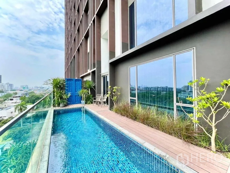 คอนโด ขายในKhlong Toei, Bangkok - สระริมอาคารบนทางเดินไม้ ต้นไม้ประดับ พร้อมวิวเมือง