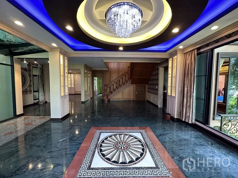 Detached House for sale in Lam Luk Ka, Pathum Thani - Grand living hall with chandelier, marble floor medallion and staircase