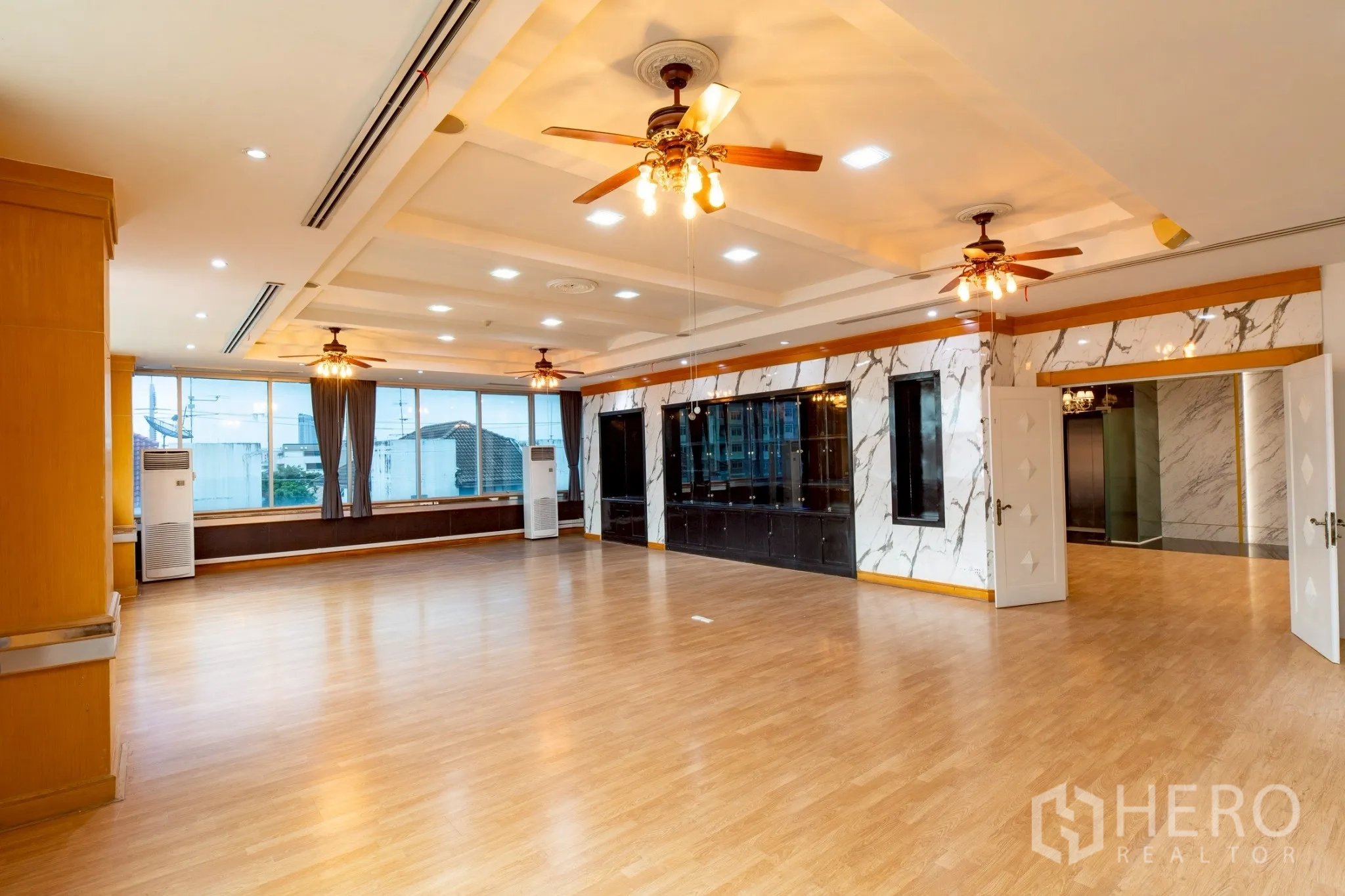 Office Space for rent in Wang Thonglang, Bangkok - Multipurpose hall with ceiling fans, marble feature wall and wide windows.