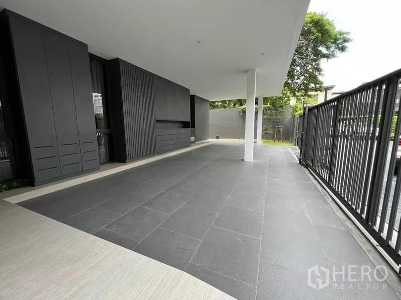 独立式住宅 出售在Suan Luang, Bangkok - 有顶车棚，带入户大门与深色立面
