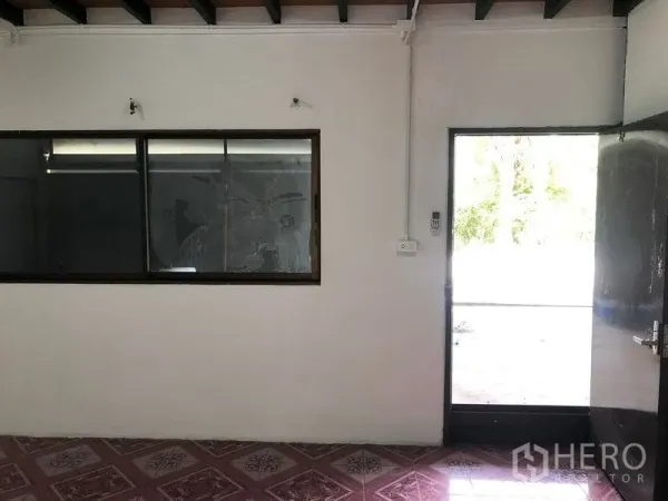 货栈 出租在Lam Luk Ka, Pathum Thani - 办公室区域，推拉窗与玻璃门通向室外。