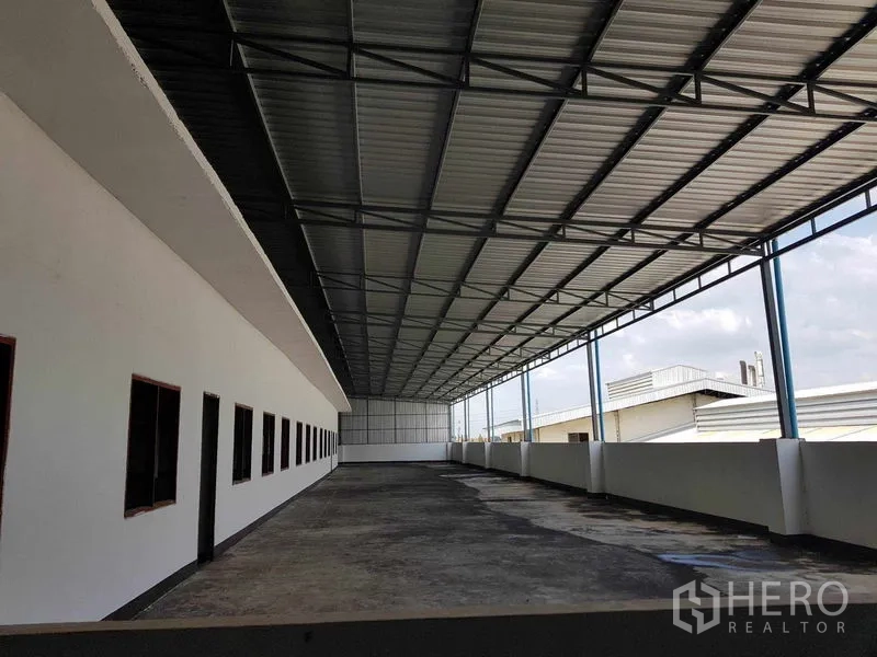 Warehouse for rent in Nong Khaem, Bangkok - Open loading deck with metal canopy and half-height perimeter walls.