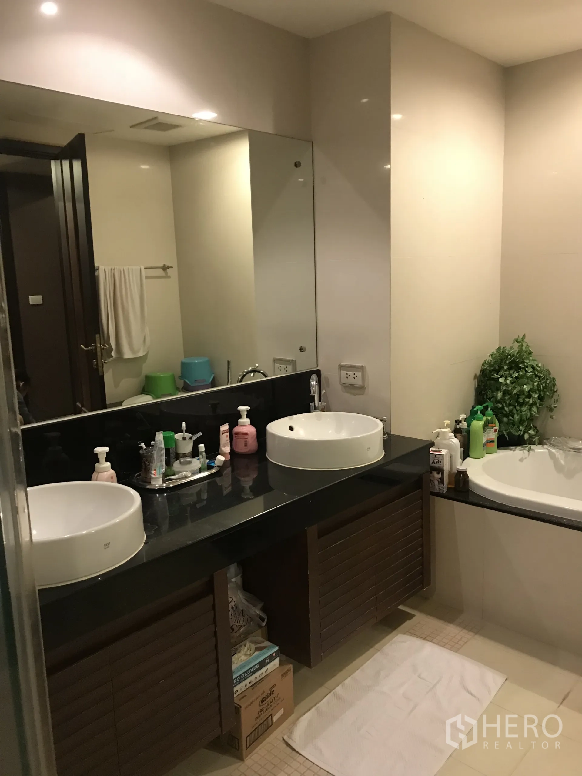 公寓 出售在Yan Nawa, Bangkok - 主卫配双台盆、大镜子与转角浴缸。