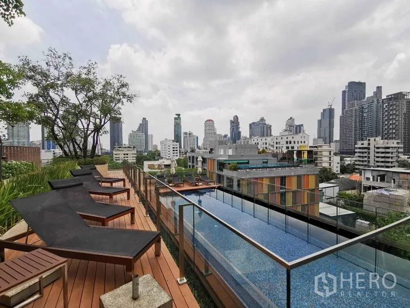 คอนโด ให้เช่าในWatthana, Bangkok - สระว่ายน้ำบนดาดฟ้าพร้อมเตียงอาบแดดและวิวสกายไลน์กรุงเทพฯ