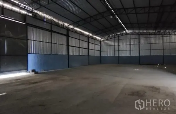 Warehouse for rent in Si Racha, Chon Buri - Spacious steel-frame warehouse interior with high gable roof and concrete floor.