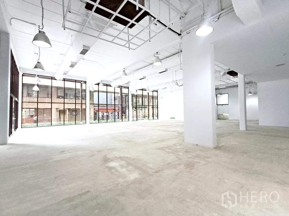 สำนักงาน ให้เช่าในWatthana, Bangkok - มุมมองพื้นที่ทำงานกว้าง เห็นโครงเพดานตะแกรงและหน้าต่างสูงสองด้าน