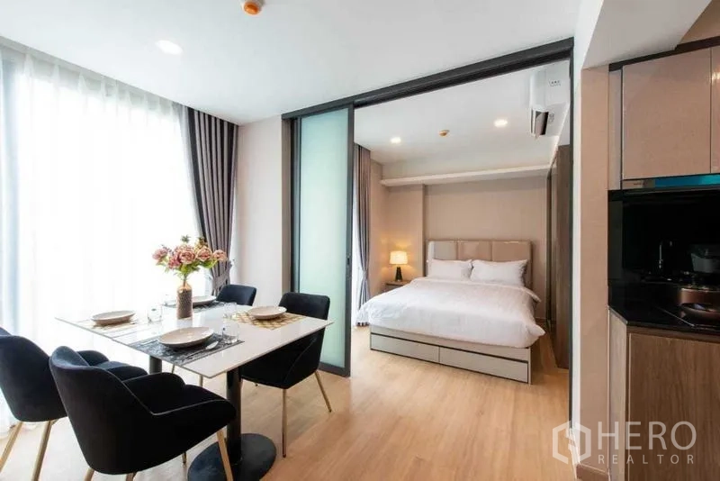 คอนโด ให้เช่าในHuai Khwang, Bangkok - พื้นที่รับประทานอาหารเชื่อมห้องนอนด้วยประตูกระจกบานเลื่อน