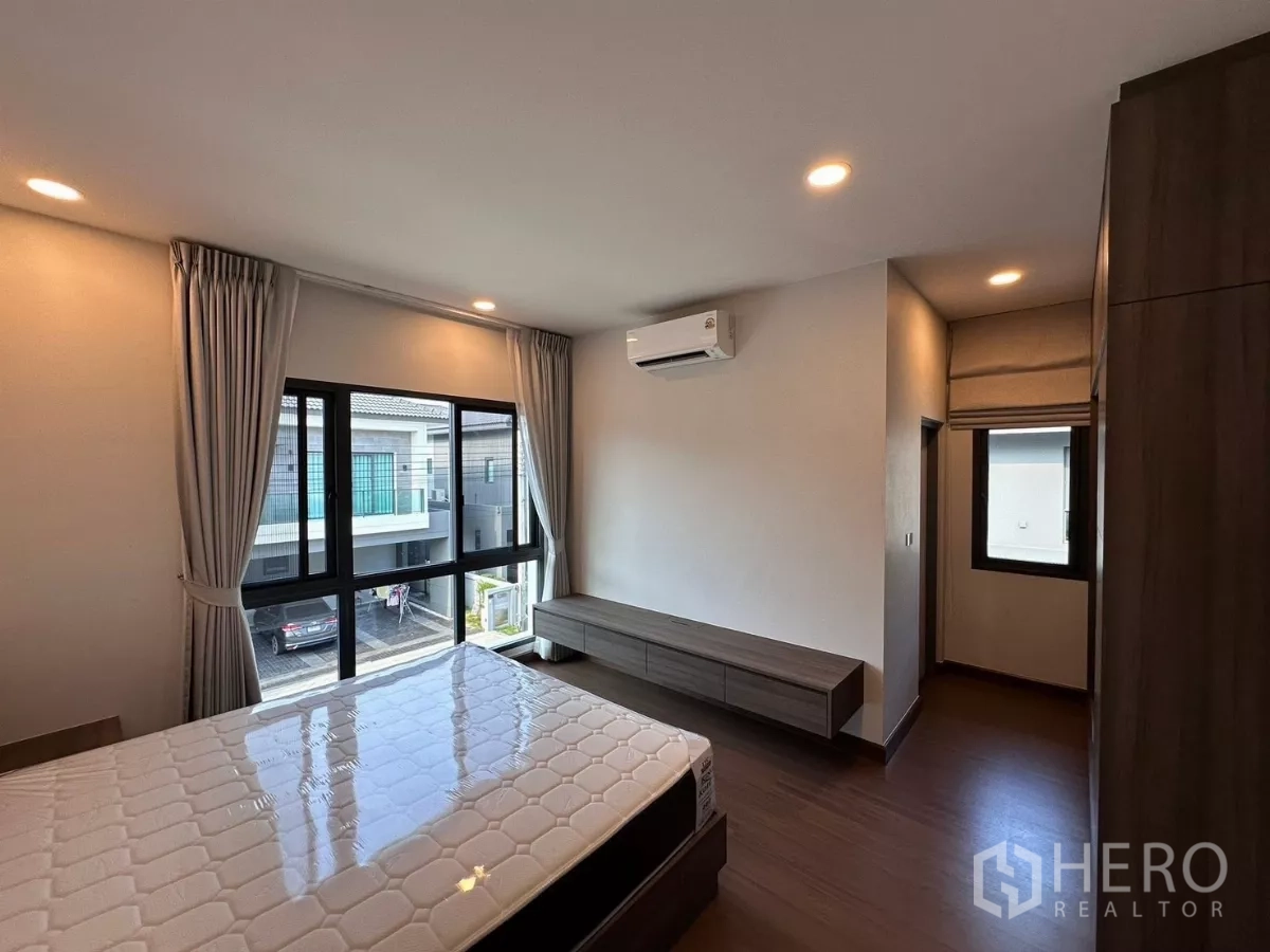 独立式住宅 出租在Bang Phli, Samut Prakan - 采光良好的卧室，大窗、空调与壁柜。