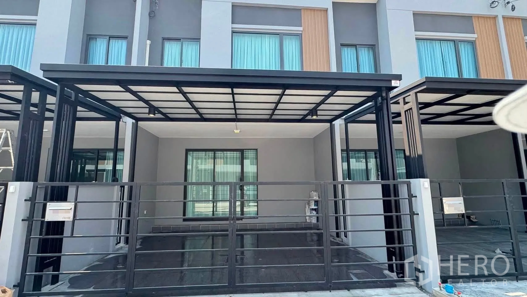 联排别墅 for rent in Bang Phli, Samut Prakan - 联排别墅外观，设带门的有顶车棚与滑窗。