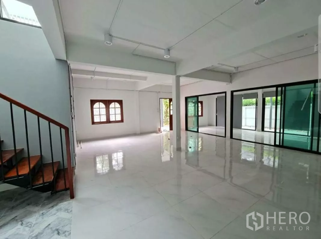 带办公室的家 出租在Lat Phrao, Bangkok - 一层开放式空间，亮面地砖与玻璃隔断，自然采光充足。
