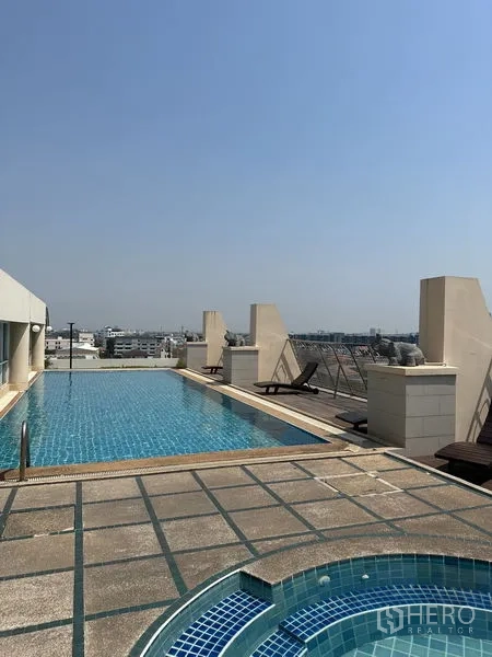 公寓 出售在Watthana, Bangkok - 屋顶长泳池与圆形水疗池，享受开阔城市景观与日光平台。
