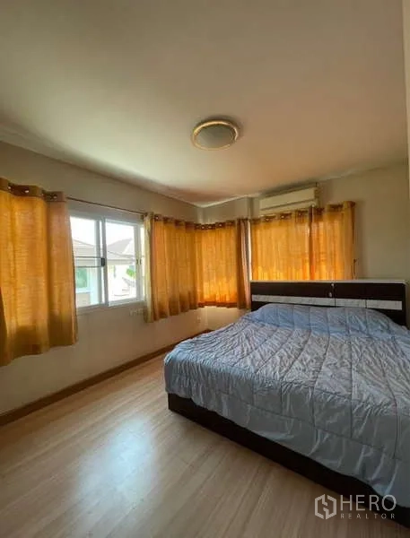 Detached House for rent in Bang Phli, Samut Prakan - Corner bedroom with double windows, air conditioning and abundant natural light.