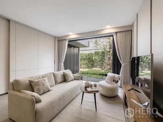 独栋房屋 for rent or sale in Saphan Sung, Bangkok - 现代多层独栋别墅外观，带宽敞车棚与景观前院。