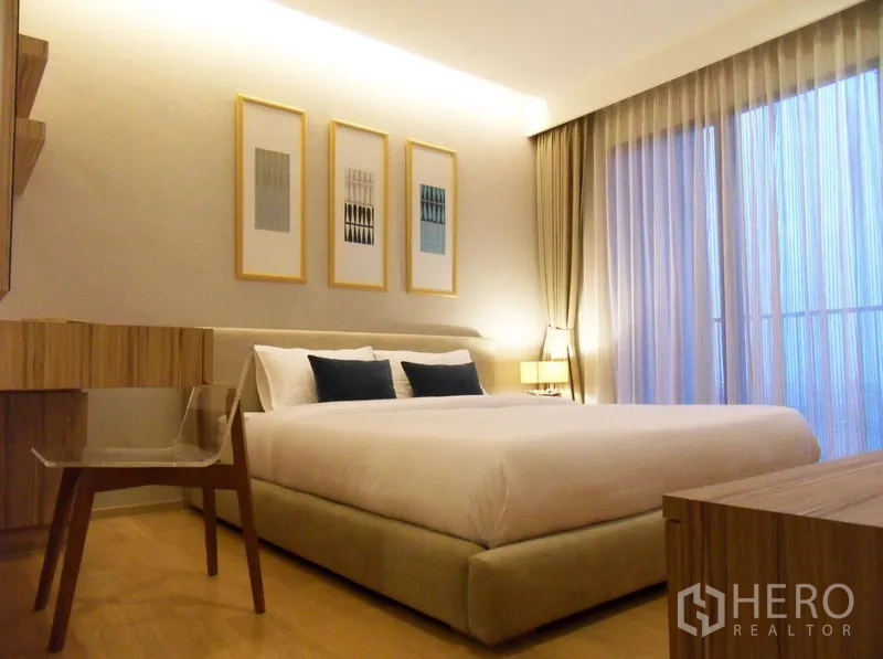 คอนโด ให้เช่าในPhaya Thai, Bangkok - ห้องนอนบรรยากาศอบอุ่น เตียงคิง ไฟส่องนุ่ม และผ้าม่านโปร่งข้างประตูระเบียง