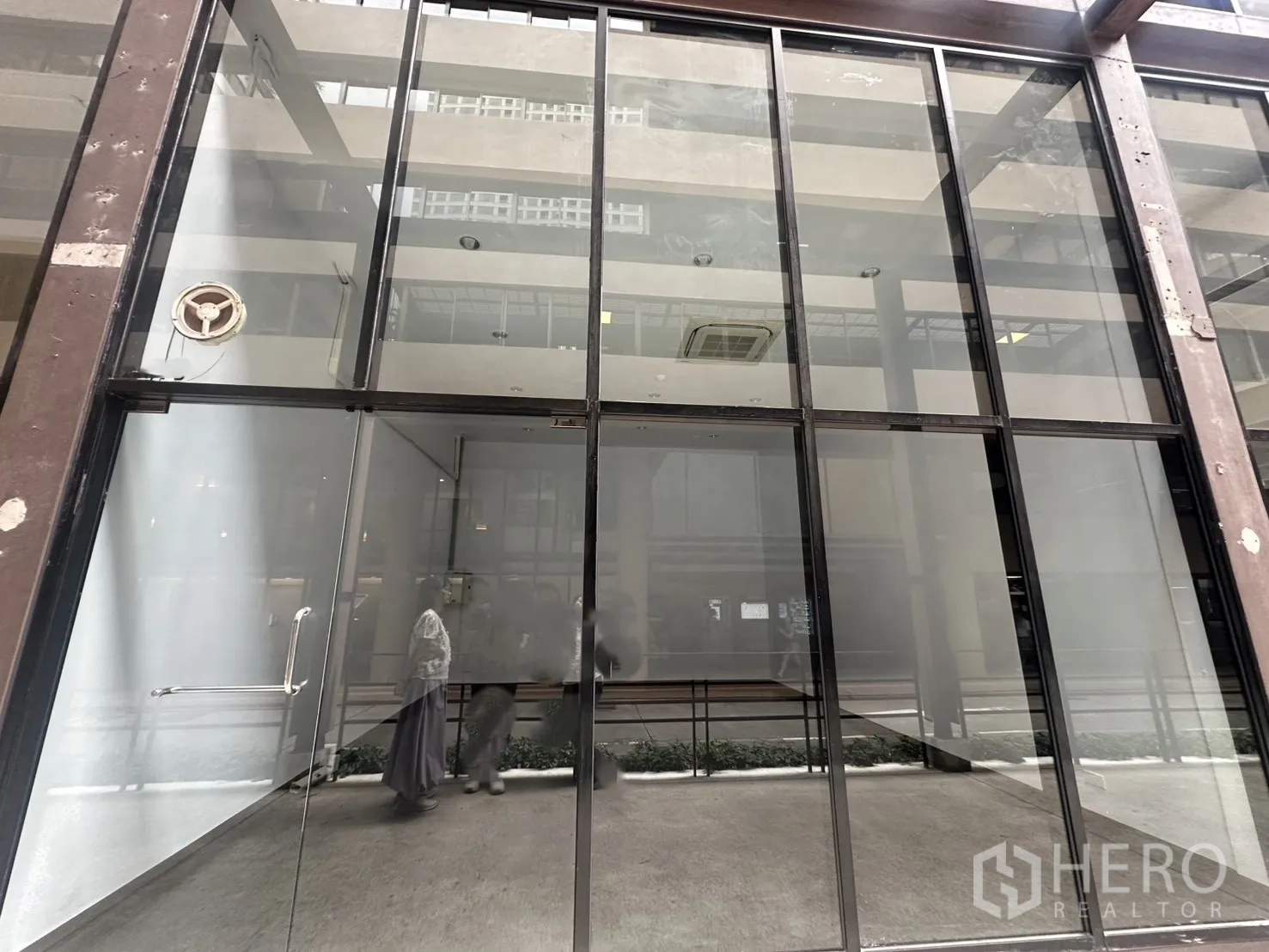 零售空间 for rent in Watthana, Bangkok - 零售门店的整面落地玻璃门面与金属框架及玻璃门