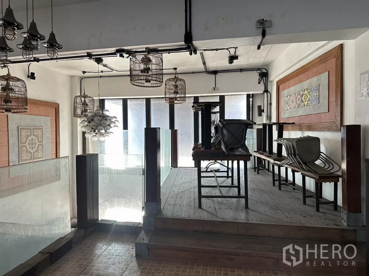 อาคารพาณิชย์ ให้เช่าในBang Na, Bangkok - ชั้นลอยรับประทานอาหาร ราวกันตกกระจก พื้นไม้ยกสเต็ป และโคมกรงนกตกแต่ง