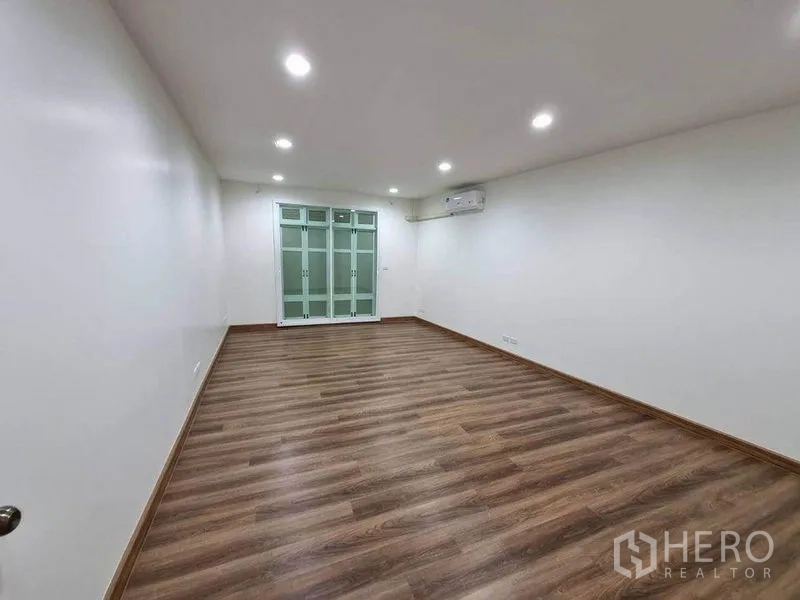 店屋 出租在Bang Rak, Bangkok - 狭长房间，木地板、内置照明与玻璃门，适合办公。