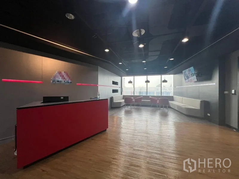 สำนักงาน ให้เช่าในHuai Khwang, Bangkok - โถงต้อนรับสมัยใหม่ เคาน์เตอร์สีแดง พื้นไม้ และมุมมองสกายไลน์