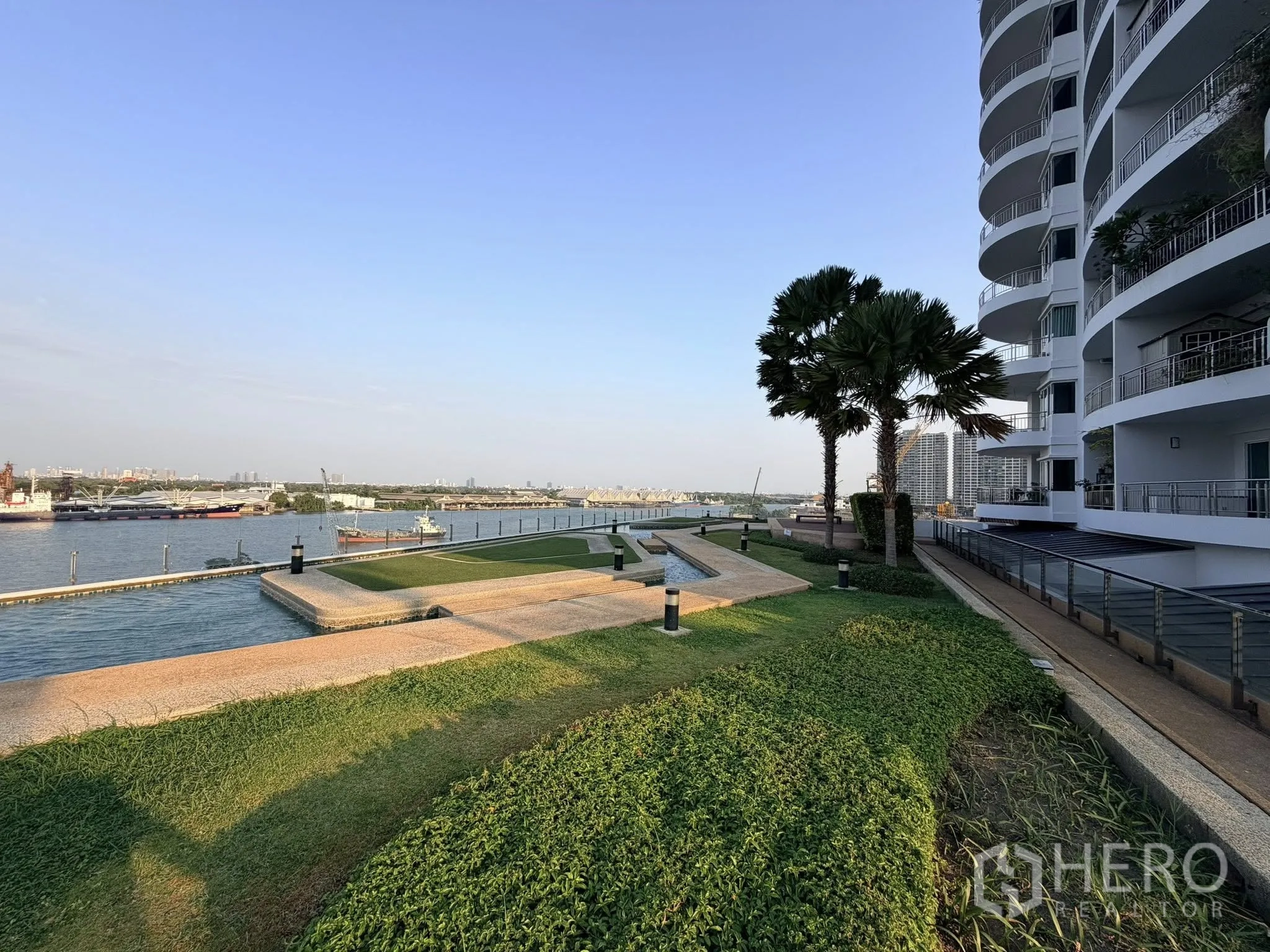 家庭办公室 for rent or sale in Yan Nawa, Bangkok - 河畔景观步道与现代建筑，视野开阔的水景。